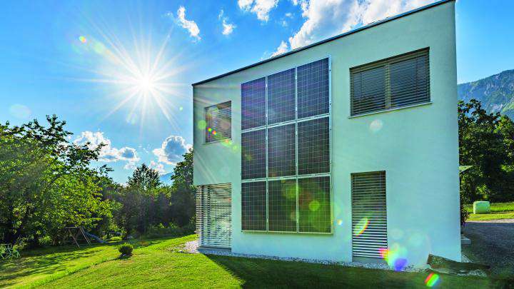 Passivhaus mit in der Fassade integrierter Photovoltaikanlage
